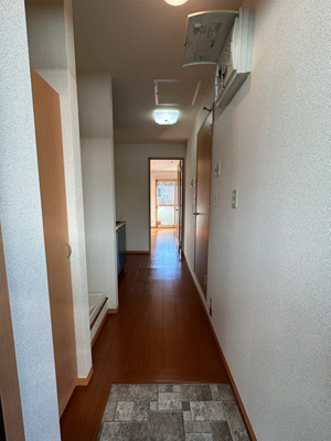 【展望】 | Ｔ・メゾンリビエール | 玄関から室内への景観です！キッチンの奥に洋室7.5帖のお部屋があります♪