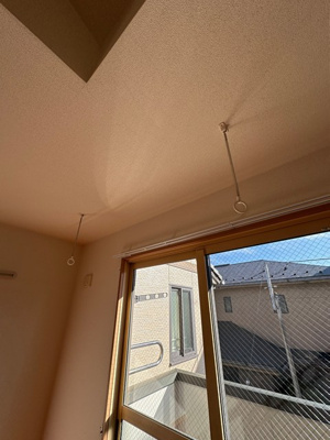 【設備】 | Ｔ・メゾンリビエール | 洋室7.5帖のお部屋にある室内物干しです！雨の日やお出掛け時の室内干しにとても便利☆花粉や梅雨の時期に重宝しますね♪