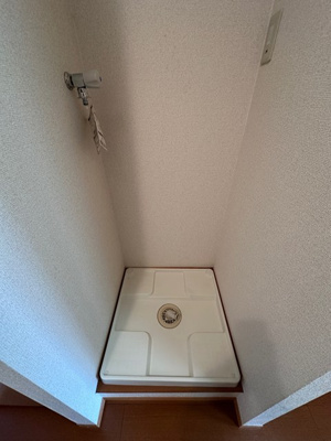 【設備】 | Ｔ・メゾンリビエール | キッチン横にある室内洗濯機置き場です♪防水パンが付いているので万が一の漏水にも安心です！