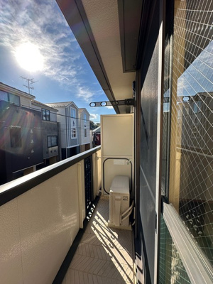 【バルコニー】 | Ｔ・メゾンリビエール | バルコニーは南東向きなので、晴れた日のお洗濯物は朝からよく乾きそう☆お洗濯物を干したり、気分転換をするにも最適です☆