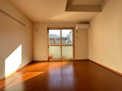 【洋室】 | Ｔ・メゾンリビエール | 南東向き洋室7.5帖☆バルコニーに繋がるお部屋です！エアコン付きで1年中快適に過ごせますね☆