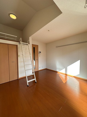 【寝室】 | Ｔ・メゾンリビエール | 南東向き洋室7.5帖☆ロフトスぺースと1.5帖のウォークインクローゼットがあります♪荷物やお洋服をたっぷり収納できてお部屋がすっきり片付きます☆