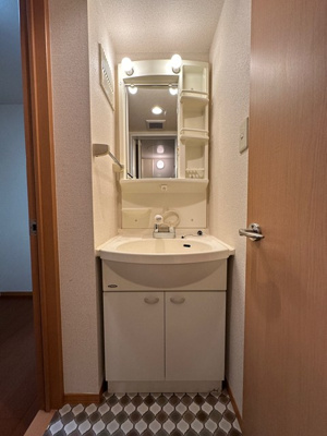 【洗面所】 | Ｔ・メゾンリビエール | 洗髪洗面化粧台で忙しい朝にも寝癖の付いた頭にも優しい☆お化粧するときにも大活躍です♪