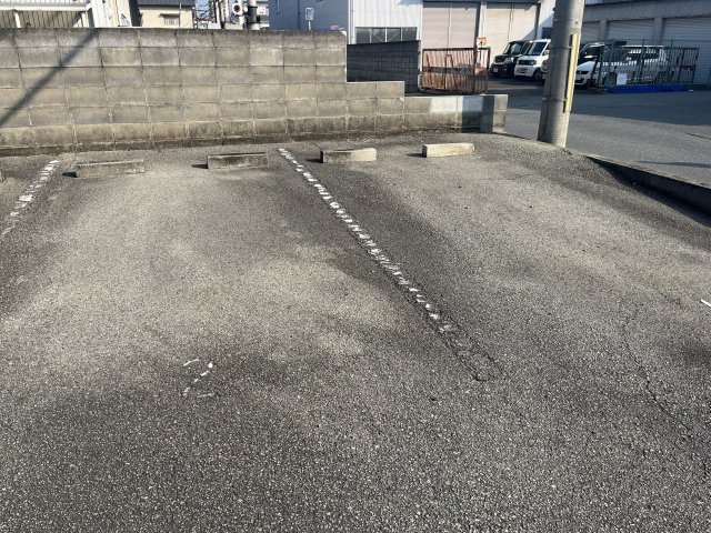 グレイスフル土山東の駐車場