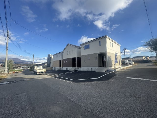 新築　北群馬郡吉岡町下野田第6　クレイドルガーデン　1号棟の前面道路含む現地写真|西側接道幅員約4ｍ　北側接道幅員約6.1	