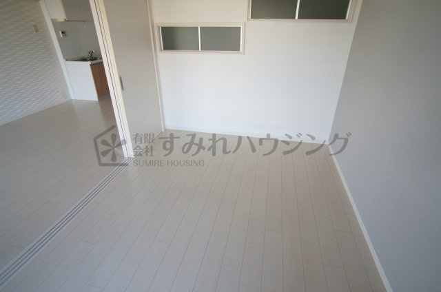 サンハイツ逆瀬川の洋室