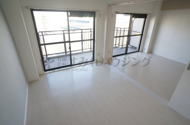 サンハイツ逆瀬川の洋室