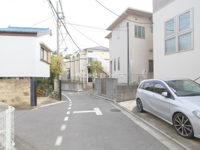 練馬区向山3丁目　新規リフォーム済　大型中古戸建の前面道路含む現地写真