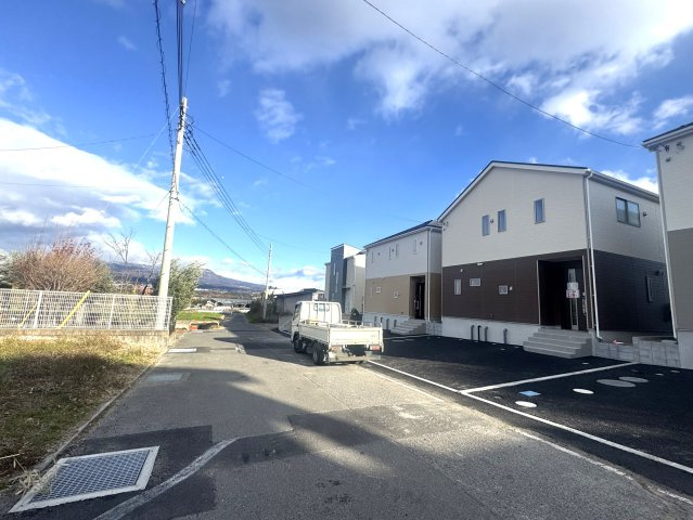 新築　北群馬郡吉岡町下野田第6　クレイドルガーデン　2号棟の前面道路含む現地写真|北側接道幅員約6.1	
