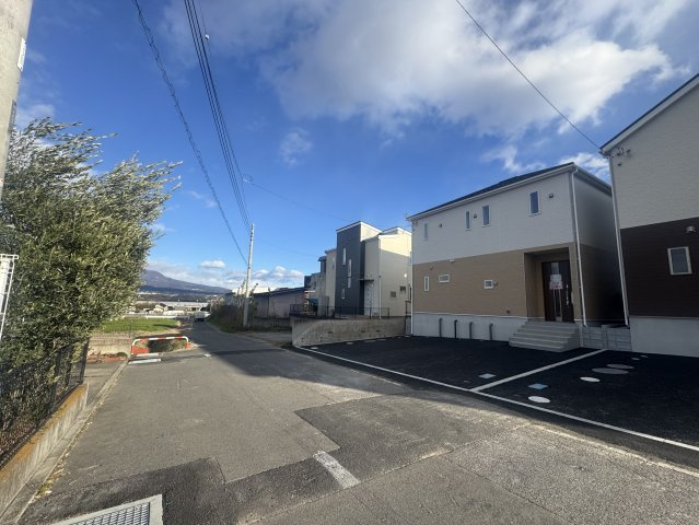 新築　北群馬郡吉岡町下野田第6　クレイドルガーデン　3号棟の前面道路含む現地写真|北側接道幅員約6.1	