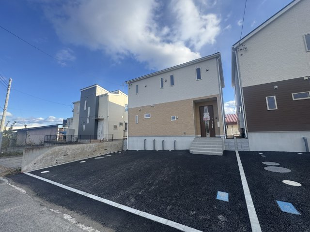 新築　北群馬郡吉岡町下野田第6　クレイドルガーデン　3号棟の駐車場|現地写真　駐車スペースは並列2台分可能です！					
