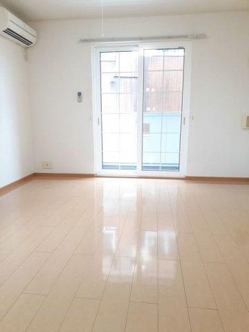 アルモニーの居間・リビング|明るい室内です☆