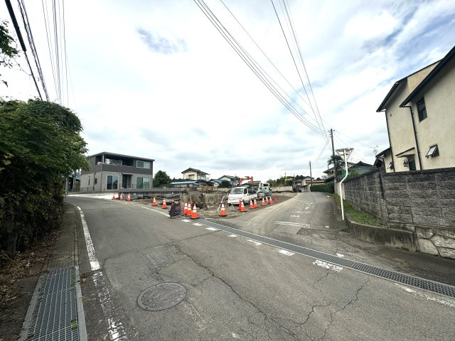 新築　北群馬郡榛東村広馬場第2　1号棟の前面道路含む現地写真|南東側接道幅員約5.9ｍ	南西側接道幅員約5ｍ