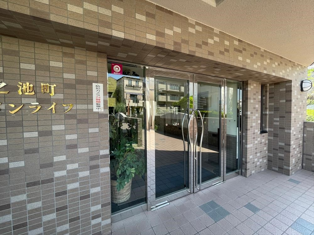 樋之池町アーバンライフのエントランス|【エントランス】：管理人さんが週5日勤務、防犯カメラも設置されておりセキュリティ面でも安心です。