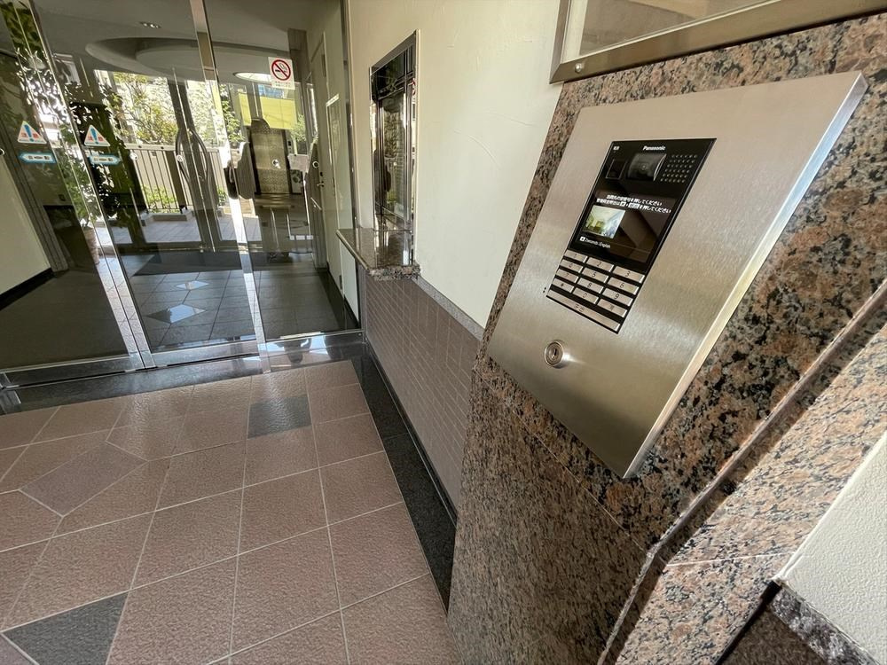 樋之池町アーバンライフのエントランス|【エントランス】：オートロック完備。TVモニター付きインターフォンが採用されています。