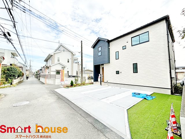 相模原市中央区青葉　新築1棟！の前面道路含む現地写真|お住まいの前面道路が広いと駐車が楽になり、陽当たりも遮られないので明るく居心地の良いお家になります♪

