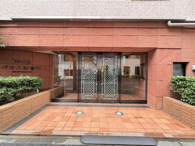 パロス新富町のエントランス