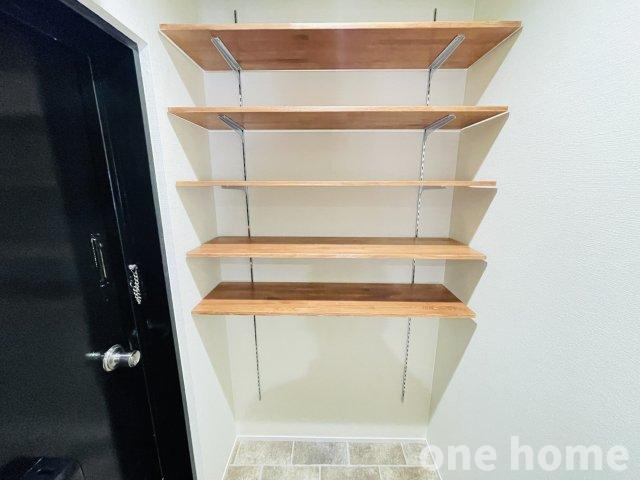 シャンボール第2東三国の収納|◆玄関部分の収納棚です♪
◆【onehome専任物件】ご内覧予約～ご内覧～物件詳細説明までスムーズです!!
◆土日祝はもちろん、平日夜間のお仕事終わりもご内覧可能!!