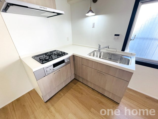 シャンボール第2東三国のキッチン|◆窓のあるL字型システムキッチン♪ 新調済み♪
◆【onehome専任物件】ご内覧予約～ご内覧～物件詳細説明までスムーズです!!
◆土日祝はもちろん、平日夜間のお仕事終わりもご内覧可能!!