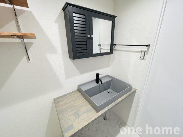 シャンボール第2東三国の洗面所|◆新調された洗面台♪ アンティーク調の収納部分がアクセント
◆【onehome専任物件】ご内覧予約～ご内覧～物件詳細説明までスムーズです!!
◆土日祝はもちろん、平日夜間のお仕事終わりもご内覧可能!!