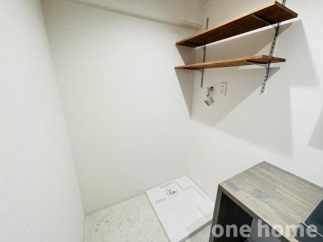 シャンボール第2東三国の洗面所|◆洗面所部分です♪ バスタオル置きに便利な棚を設置済み!!
◆【onehome専任物件】ご内覧予約～ご内覧～物件詳細説明までスムーズです!!
◆土日祝はもちろん、平日夜間のお仕事終わりもご内覧可能!!