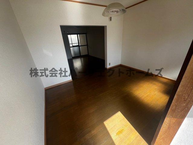 長尾東町3丁目テラスの内装|明るい色調の室内です