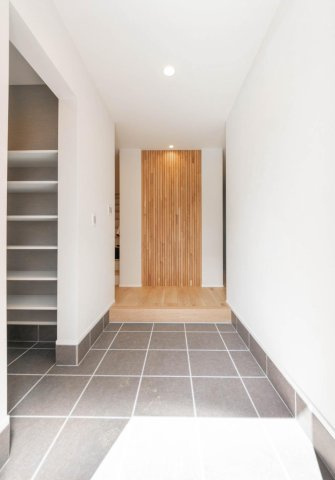 茅ヶ崎市赤羽根 ガルバリウム住宅の玄関