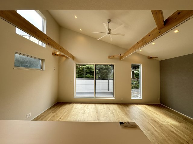 茅ヶ崎市赤羽根 ガルバリウム住宅の居間・リビング