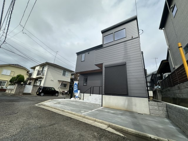 【成約】藤沢市羽鳥3丁目　ガルバリウム住宅の前面道路含む現地写真