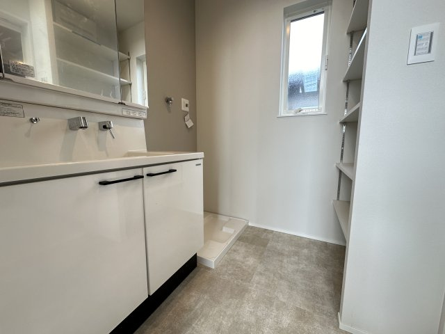 藤沢市羽鳥3丁目　ガルバリウム住宅の独立洗面台