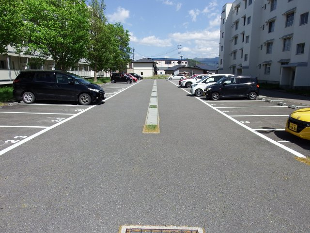 ビレッジハウス窪田2号棟の駐車場