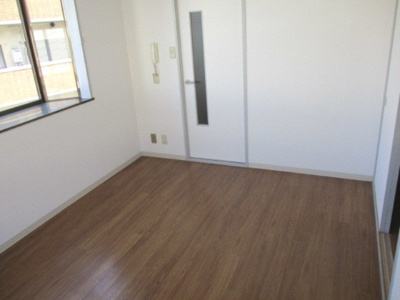 【居間・リビング】 | エスペリアー小松 | 明るいお部屋です