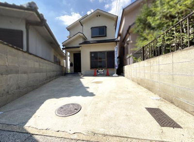 【駐車場】 | 城陽市市辺小梨間　中古戸建 | 駐車場は《普通車＋軽自動車》を停められるスペースがあります！ご夫婦でお車を持てますね。※車種によりますので現地でご確認下さい。