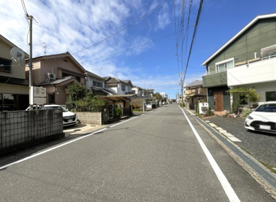 【前面道路含む現地写真】 | 城陽市市辺小梨間　中古戸建 | 《前道》7.4ｍある前道幅員です。駅やスーパーまで徒歩２分が嬉しいですね！