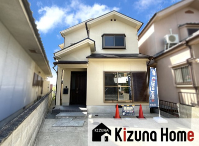 【外観】 | 城陽市市辺小梨間　中古戸建 | 最寄り駅まで徒歩2分という好立地！スーパーも徒歩２分にあり日々の暮らしが快適ですヽ(^。^)ノ