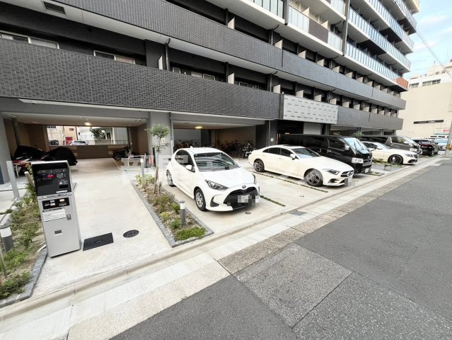 プレサンスTHE新栄の駐車場