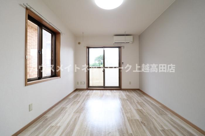 エクセレントコート Ａ棟の居間・リビング|洋室