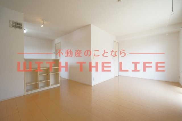 ディアマーレ【10，000円キャッシュバック対象物件】の居間・リビング|ゆったりとした居間です