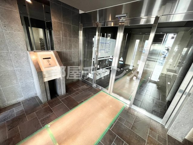 プレサンス栄ラグジュのエントランス