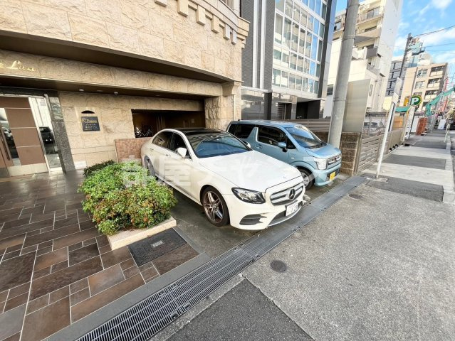 プレサンス栄ラグジュの駐車場