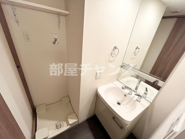 プレサンス栄ラグジュの洗面所|独立洗面台、小物を置くことができて便利です