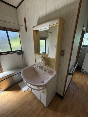 荒川戸建の洗面所|明るい洗面所です