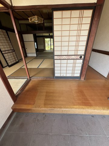 荒川戸建の玄関|収納もある玄関です