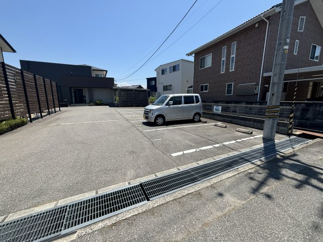 荒川戸建の駐車場|駐車場に車を止められます