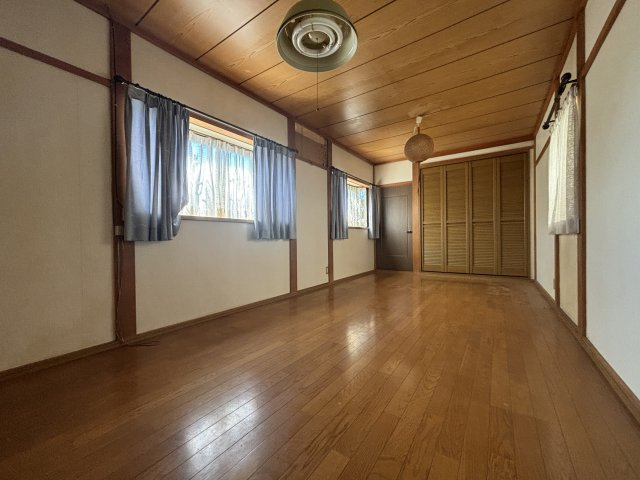 荒川戸建の洋室|落ち着いた色調の洋室です