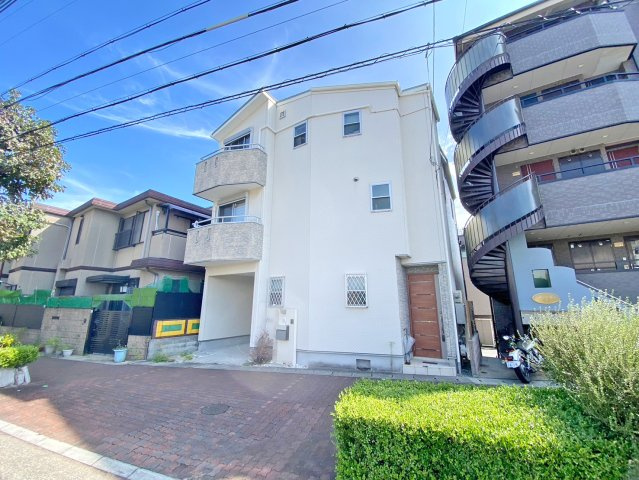 神戸市灘区琵琶町2丁目中古戸建│3DK+駐車1台可（車種制限有）の外観|JR東海道本線「六甲道」駅徒歩3分の好立地×3DK+駐車1台可（車種制限有）中古戸建で新生活を始めませんか？皆様からのご連絡を心よりお待ちしております。
