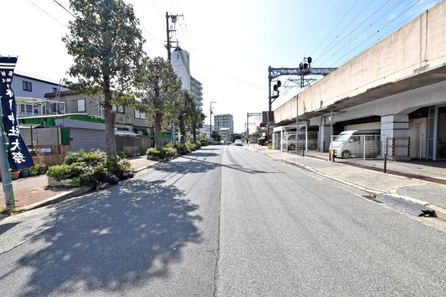 神戸市灘区琵琶町2丁目中古戸建│3DK+駐車1台可（車種制限有）の前面道路含む現地写真|前面道路は北側15ｍ公道です。