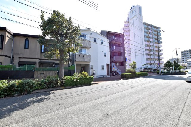 神戸市灘区琵琶町2丁目中古戸建│3DK+駐車1台可（車種制限有）の前面道路含む現地写真|-2024年10月現地写真撮影-