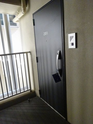 【その他共用部分】 | サムティ江坂レガーロ | 重厚な雰囲気の玄関扉です