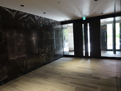 【ロビー】 | サムティ江坂レガーロ | 建物の内部です。落ち着いた印象です